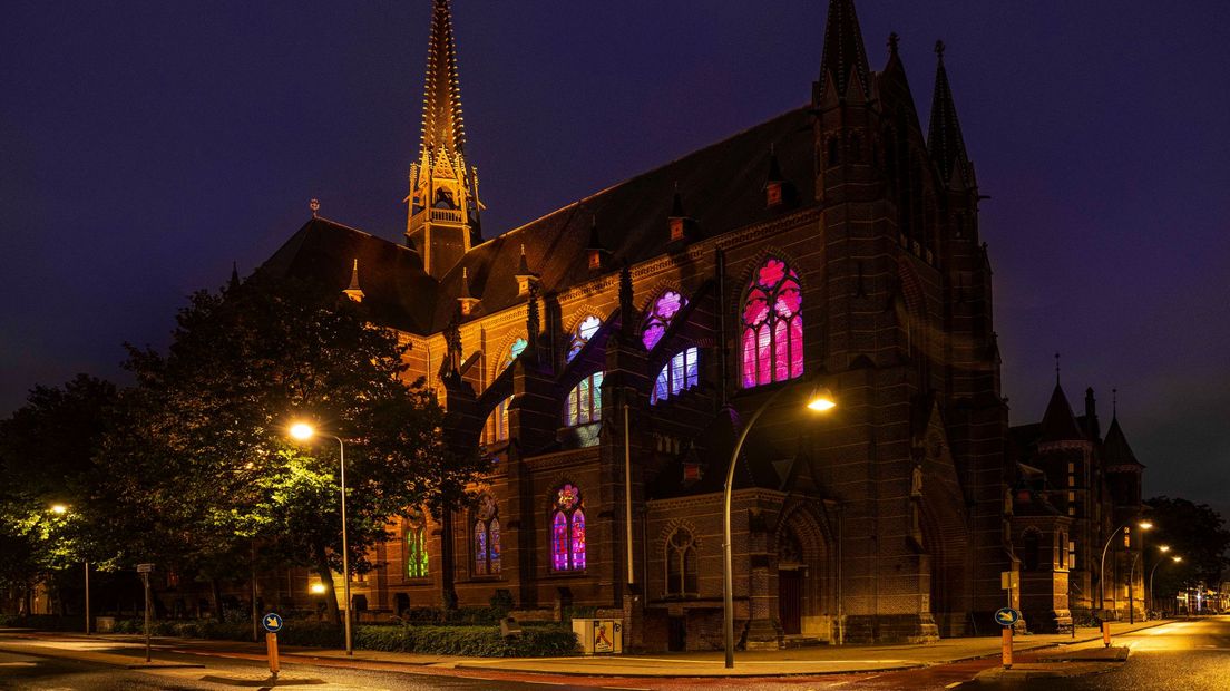 Dominicanenkerk in regenboogkleuren verlicht