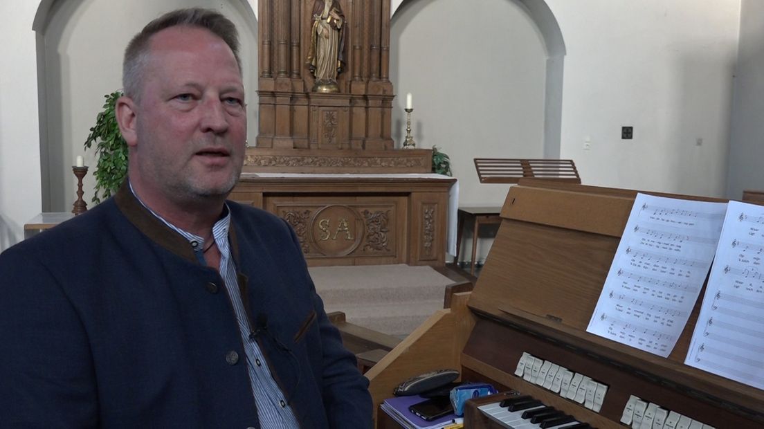 Jacob Graansma achter het orgel.