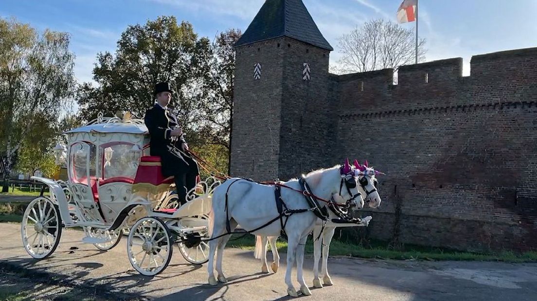 Een koets bij kasteel Doornenburg.