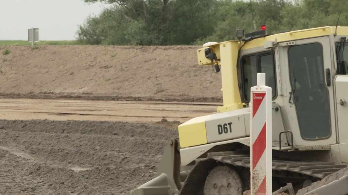 De komende acht jaar wordt er aan de dijk tussen Zwolle en Olst gewerkt. Het startsein is gegeven in