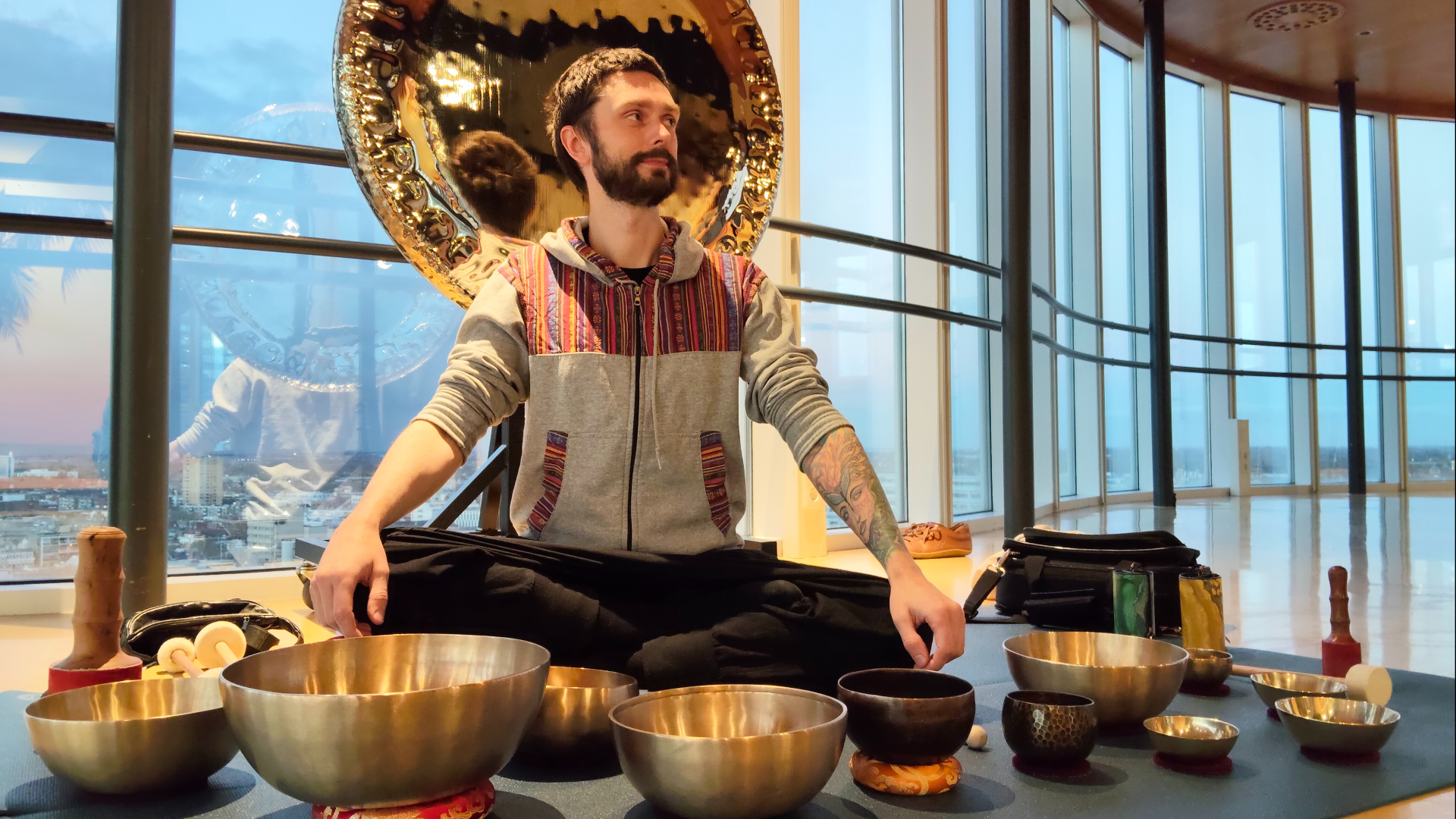 Donatas Bielunskis is muzikant en hij begeleidt sound baths