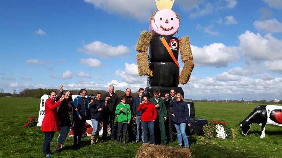 De trotse boeren bij hun Abraham-pop voor Koning Willem-Alexander (Rechten: Eline Vedder)