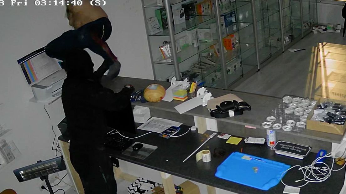 De inbrekers drukken zich door een gemaakt gat in de zijmuur van de winkel