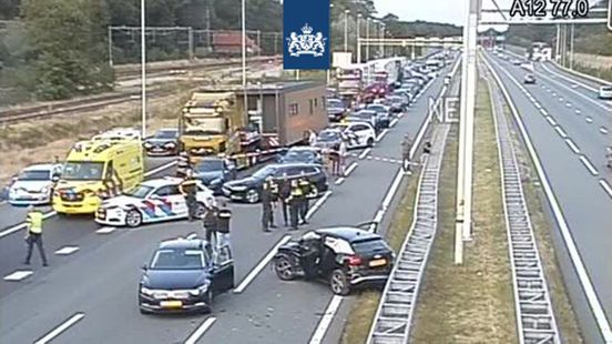 Snelweg A12 dicht door ernstig ongeval, verkeer richting Utrecht wordt omgeleid.
