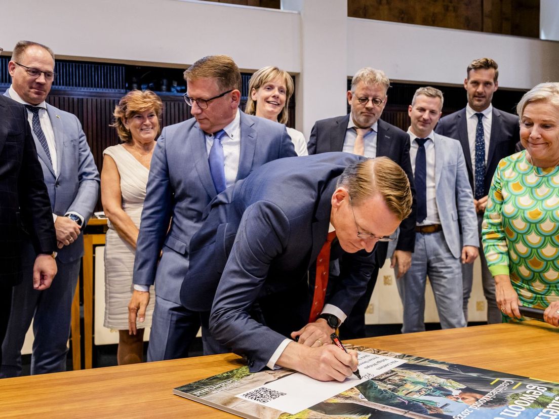 Fractievoorzitter Rik Loeters (BBB) zet zijn handtekening onder het Gelderse coalitieakkoord.