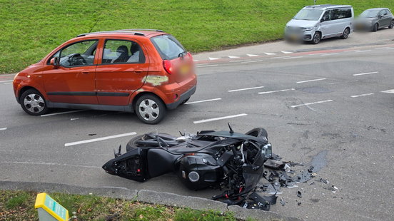 Motorrijder naar ziekenhuis na botsing met camper