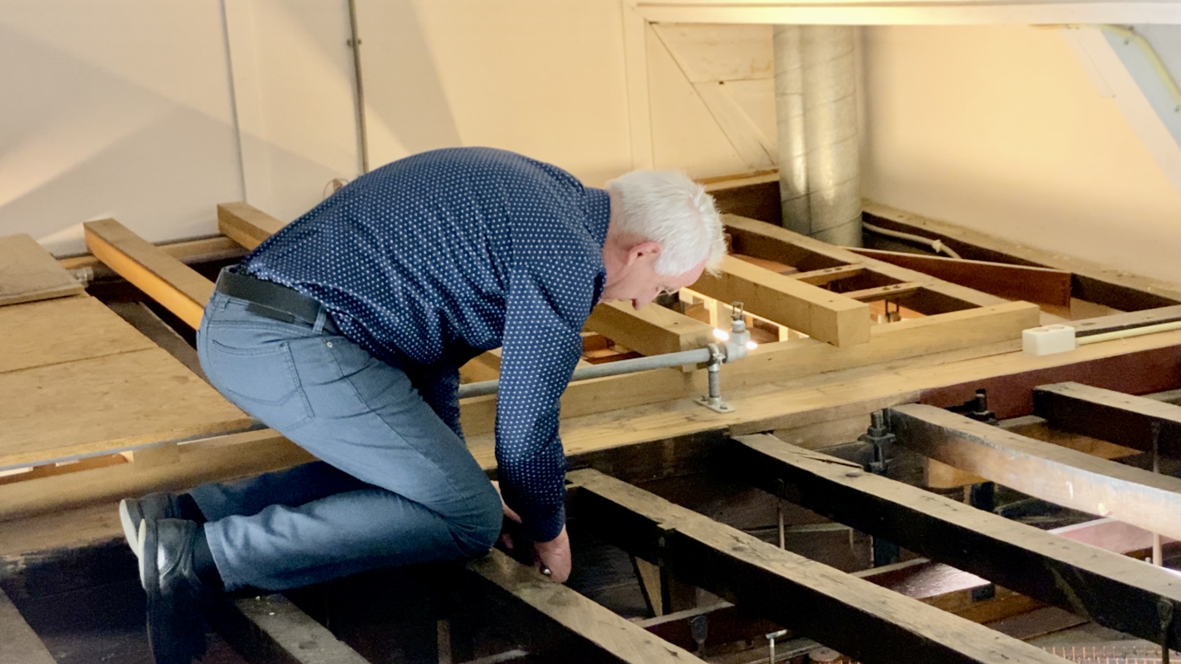 Directeur Warmenhoven op de zolder van het planetarium