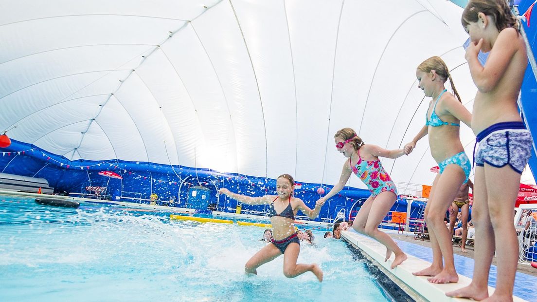 Zwemles in het overdekte buitenbad in Hengelo