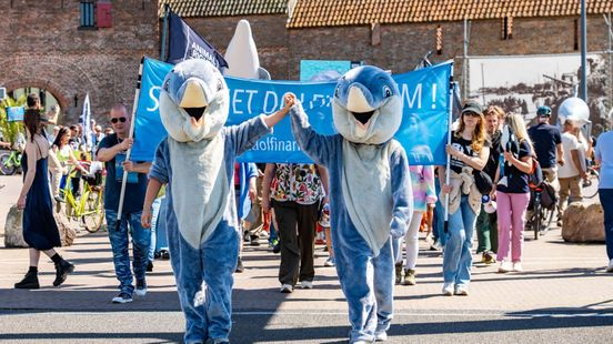 Foto: Protestactie bij Dolfinarium: 'Dit is exploitatie, geen educatie'