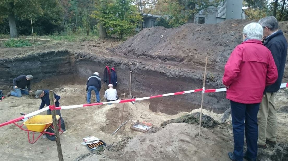 Een schatkamer. Zo noemt archeoloog Eric van der Kuijl de vondsten aan de Dalenk in Loenen. Bij opgravingen zijn hij en zijn collega's gestuit op twaalf ijzerovens, restanten van grafheuvels, een urn, een waterput en een nederzetting uit 700 tot 500 voor Christus.