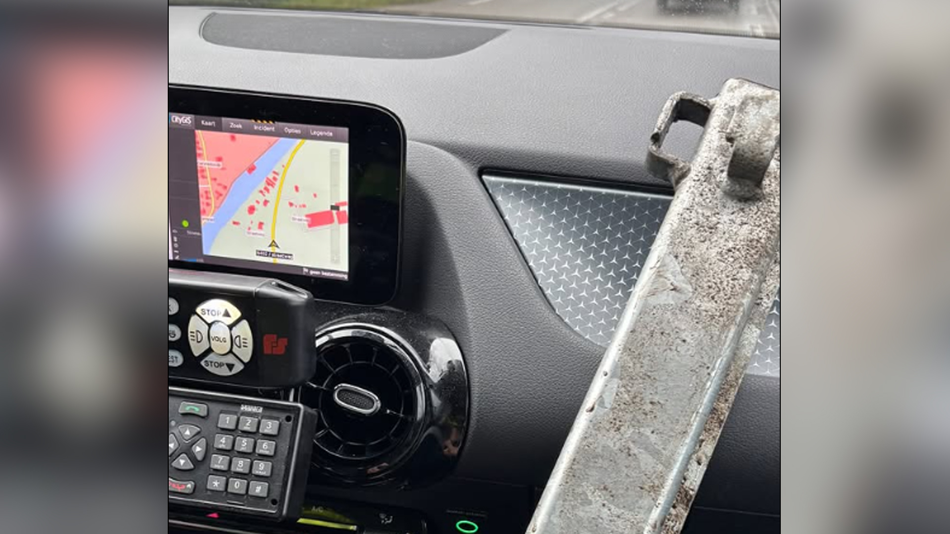 Stalen pijp valt van aanhanger en dwingt agenten tot noodstop