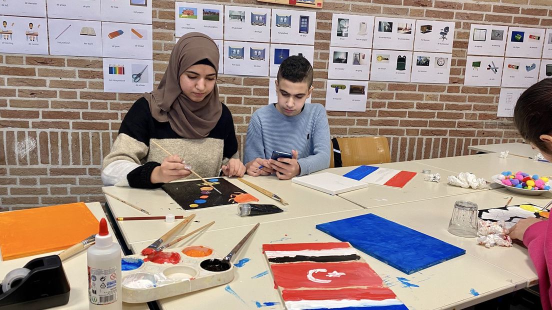Leerlingen van de Internationale Schakelklas in Hoogeveen zijn druk aan het schilderen