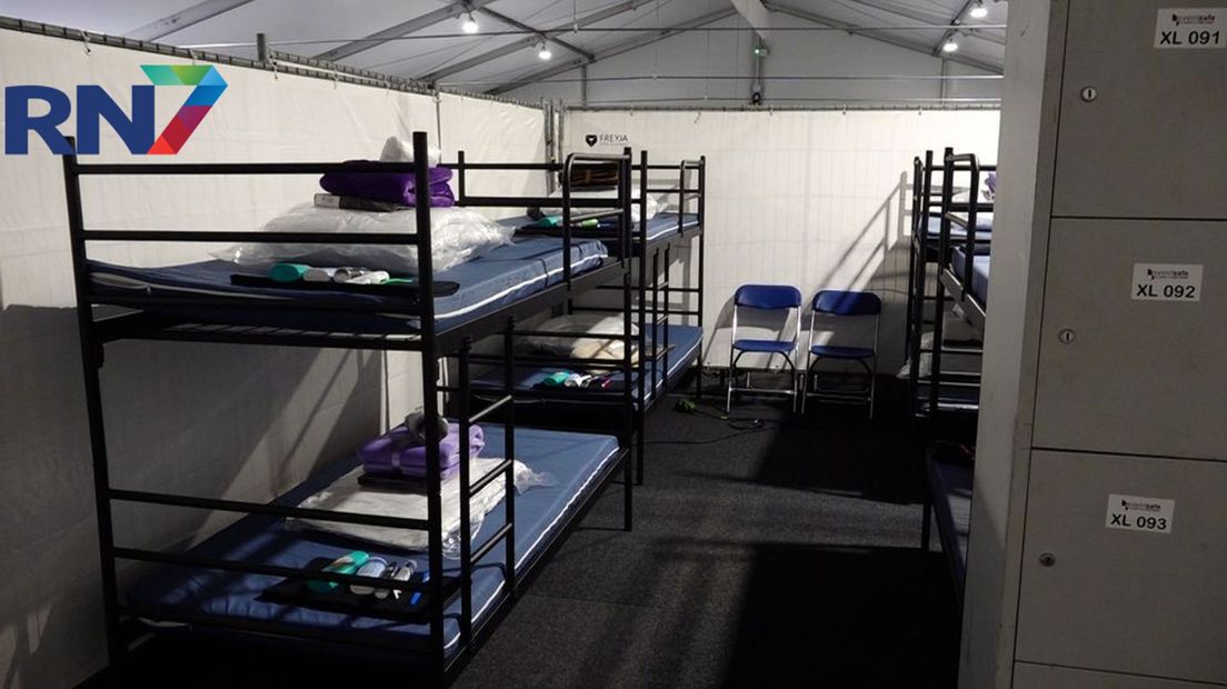 Een departement met acht bedden, in de tent naast de manege.