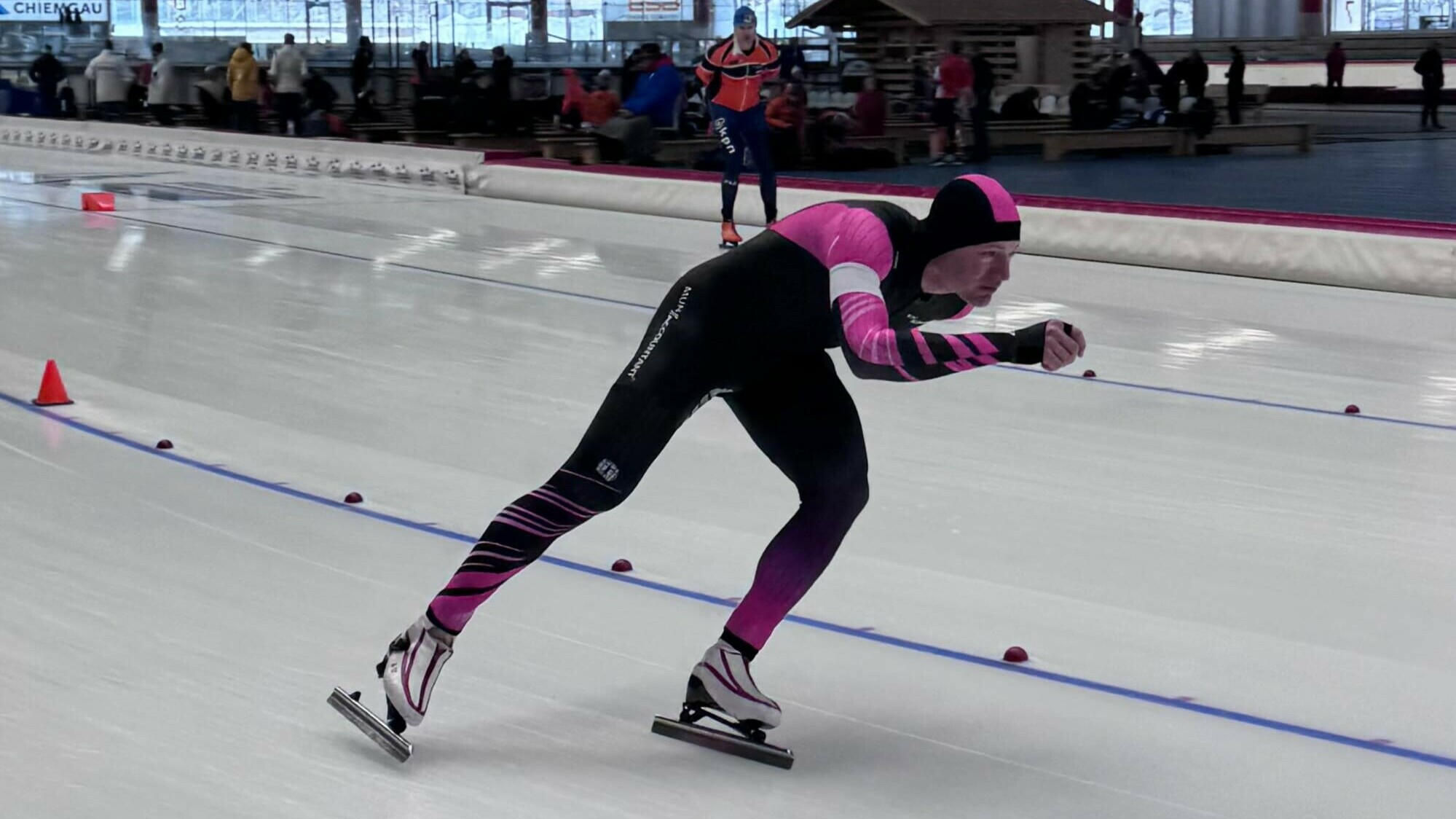 Arjan Elferink (51) pakt goud op WK allround schaatsen: 'Nog altijd leuk met jonkies te wedijveren'