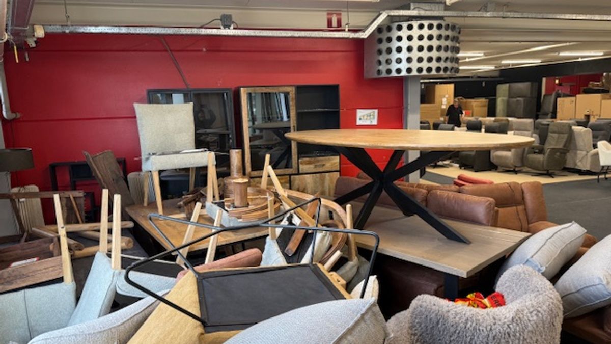 Dag na aanrijding meubelzaak: puin ruimen en schade opmaken