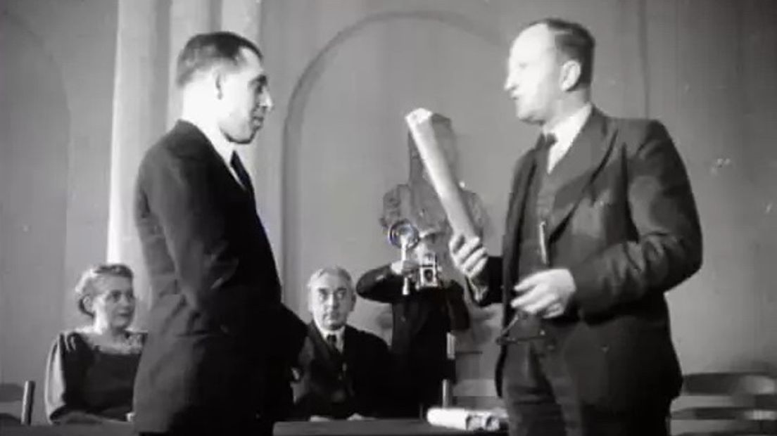Lex van Delden (links) bij de uitreiking van de Grote Muziekprijs van de Stad Amsterdam (1948)
