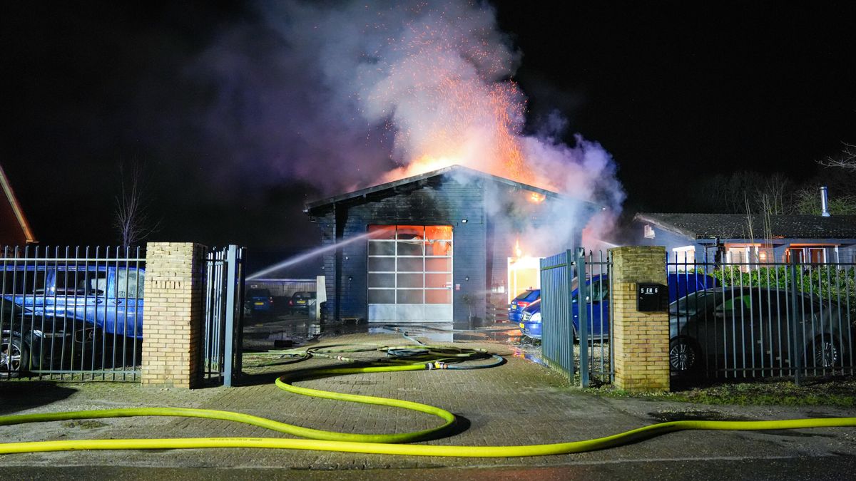 Brand in autobedrijf in Roden: ‘We hebben onze kinderen onder de arm genomen en zijn snel naar buite