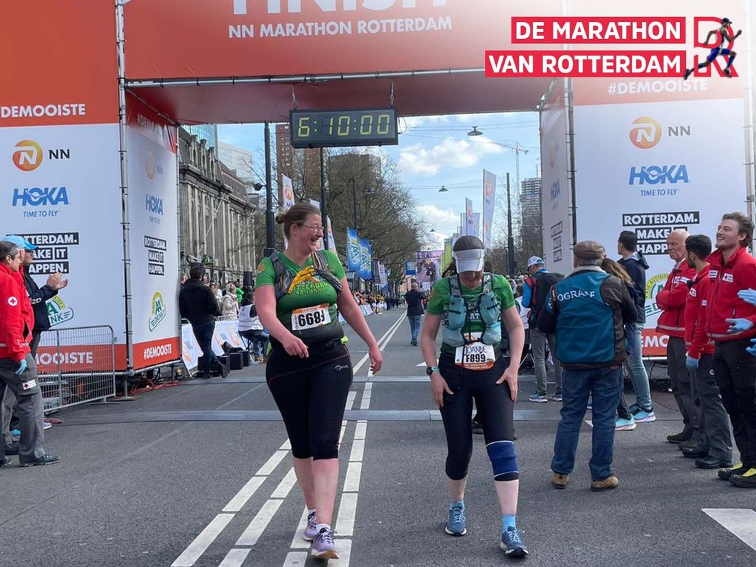 De laatste lopers komen binnen op de Coolsingel bij de Marathon Rotterdam