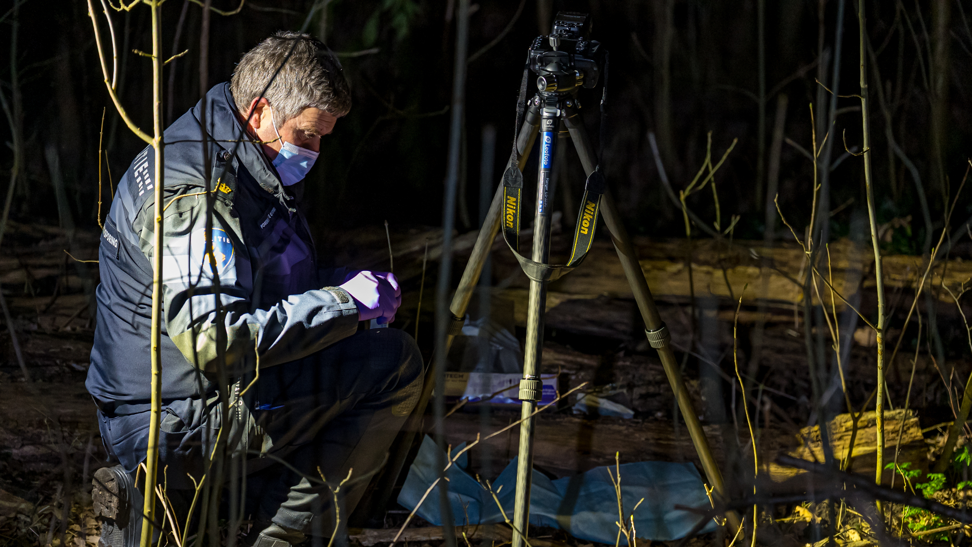 De politie doet onderzoek naar het aangetroffen mes in het bos.