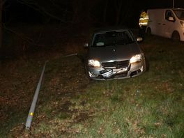 Automobilist vliegt uit de bocht en vloert lantaarnpaal