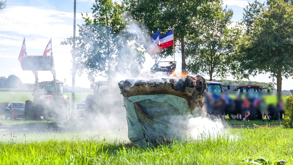 Boeren steken hooibalen in brand op rotonde bij Oldeberkoop