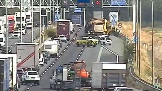 Ongeval met vrachtwagen op A2 veroorzaakt flinke file. Ongeval met vrachtwagen op A2 veroorzaakt flinke file.