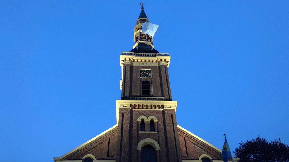 De witte vlag wappert aan de kerk in Farmsum