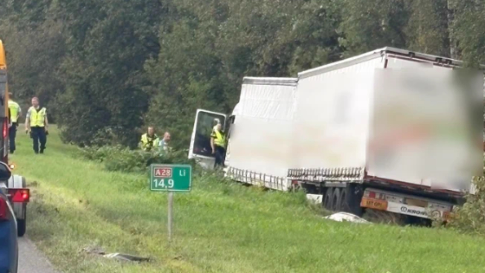 Vrachtwagen rijdt greppel in langs A28, urenlange vertraging verwacht