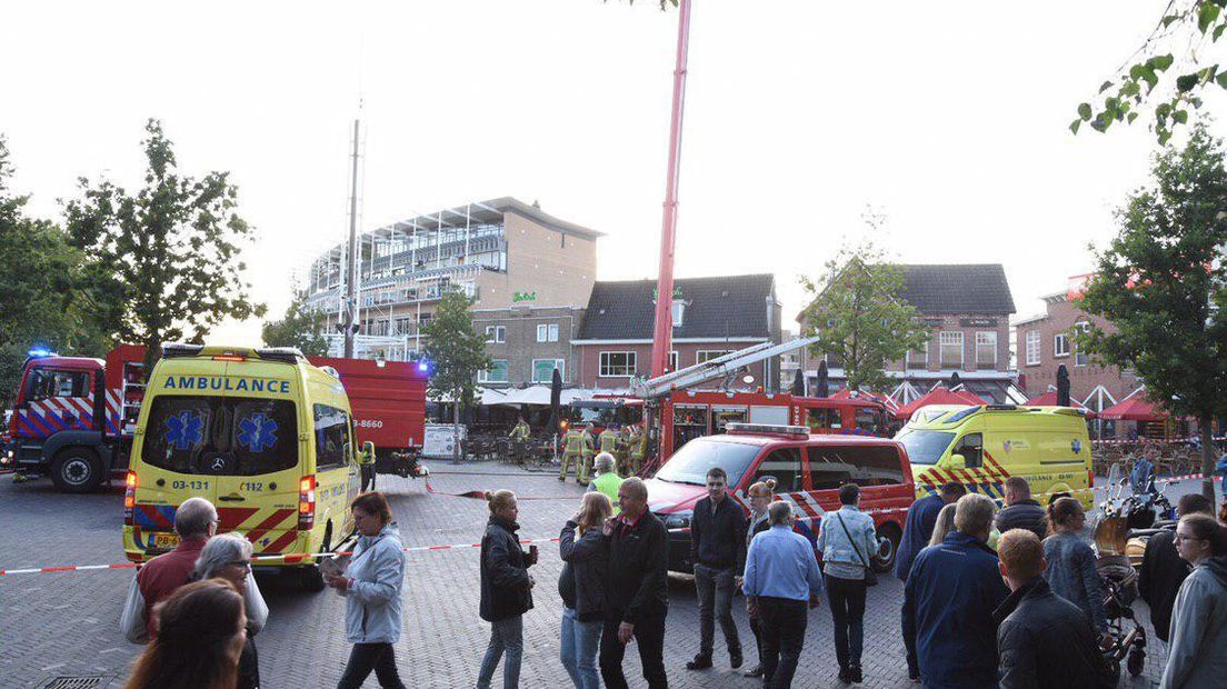 Een iemand moest zich in de ambulance laten behandelen nadat hij rook had ingeademd (Rechten: De Vries Media)