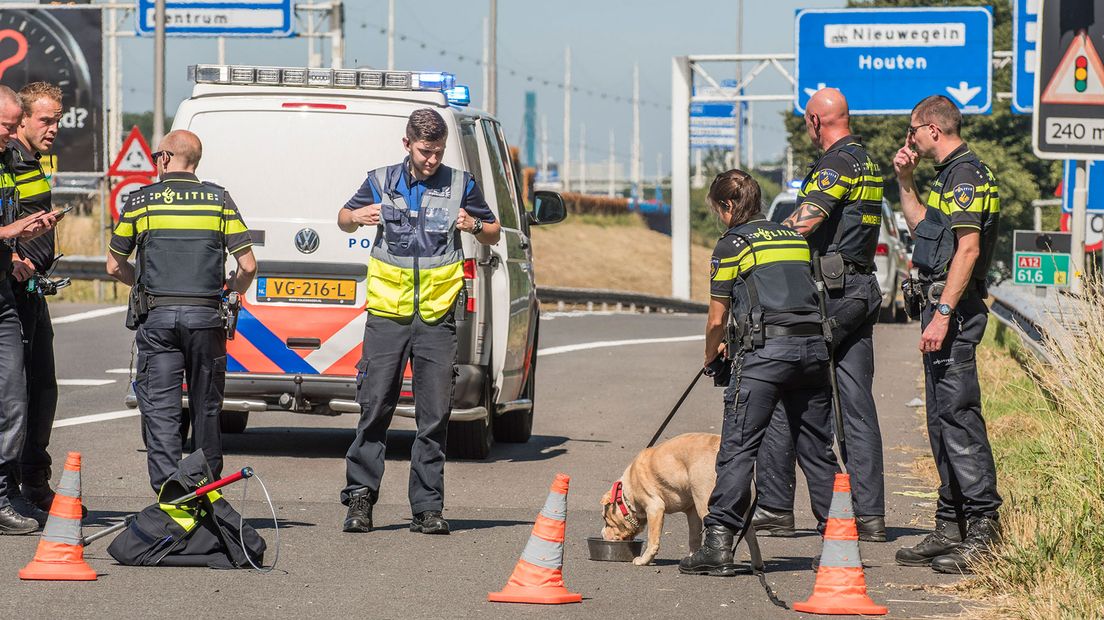 Na zijn avontuur kreeg de dorstige hond water van de politie.