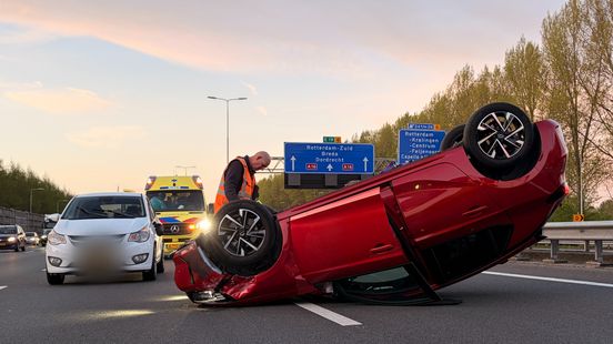 Korte tijd flinke vertraging op snelweg door ongeval met auto