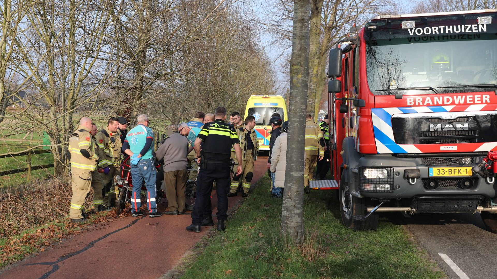 Echtpaar rijdt sloot in • meerdere motorongelukken