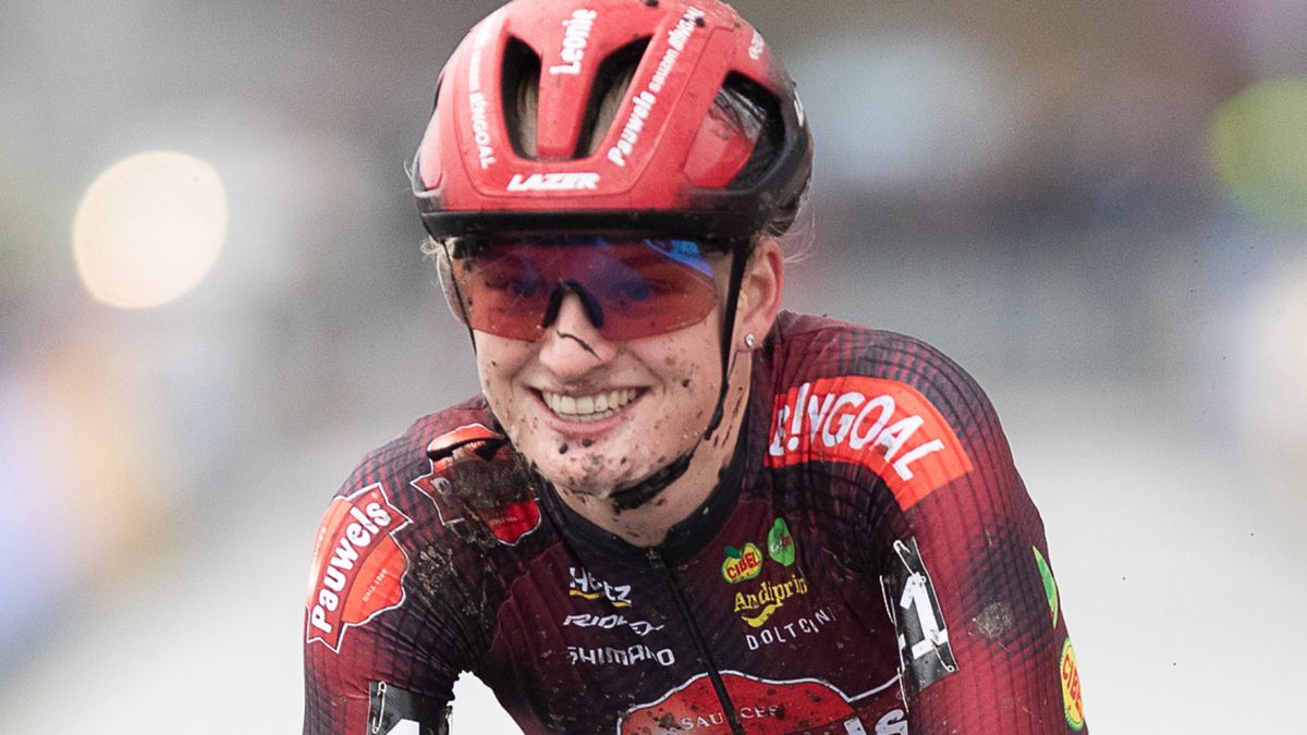 Leonie Bentveld buiten top-10 bij NK wielrennen | Krijnsen zesde, Visser laat zich zien