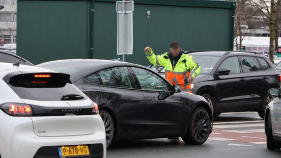 Automobilist aangehouden na mishandeling en aanrijding verkeersregelaar Home