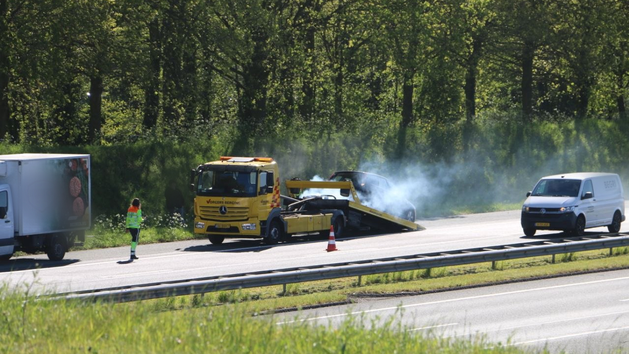 Brandende aanhanger in Bruchterveld, grens gesloten | Verkeershinder door twee aanrijdingen op A1 bij Hengelo-Noord.