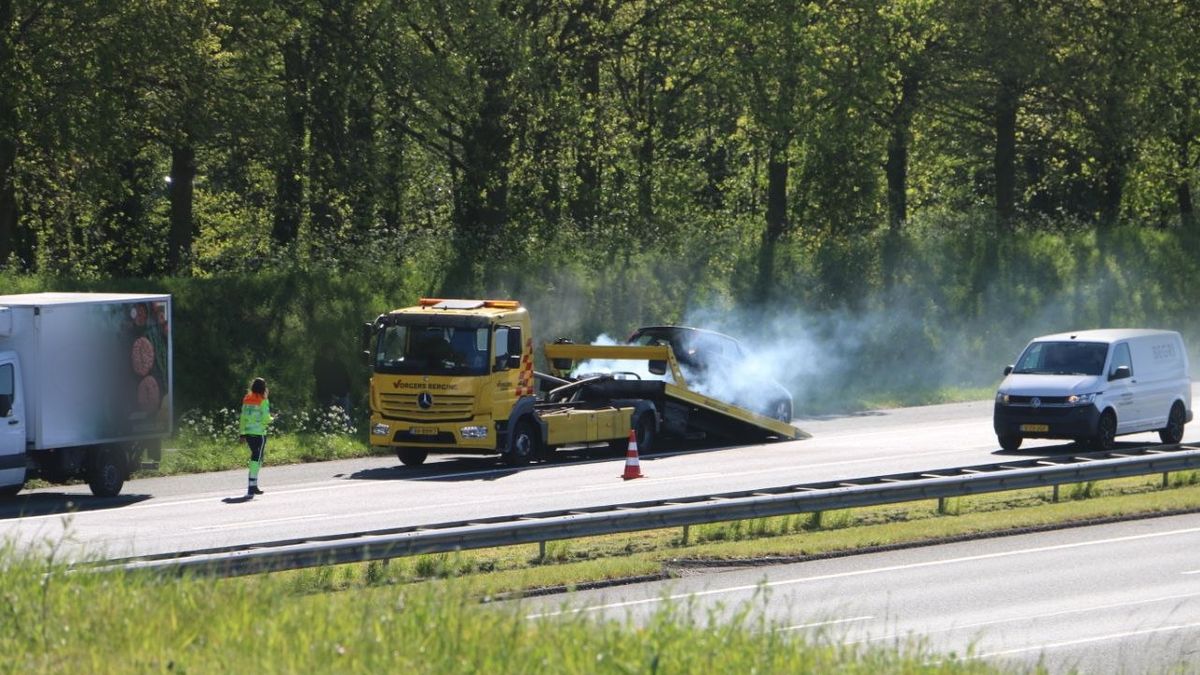 112 Nieuws: Brandende aanhanger in Bruchterveld, grens gesloten | Verkeershinder door twee aanrijdin