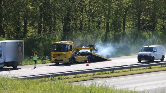 Brandende aanhanger in Bruchterveld, grens gesloten | Verkeershinder door twee aanrijdingen op A1 bij Hengelo-Noord. Brandende aanhanger in Bruchterveld, grens gesloten | Verkeershinder door twee aanrijdingen op A1 bij Hengelo-Noord.