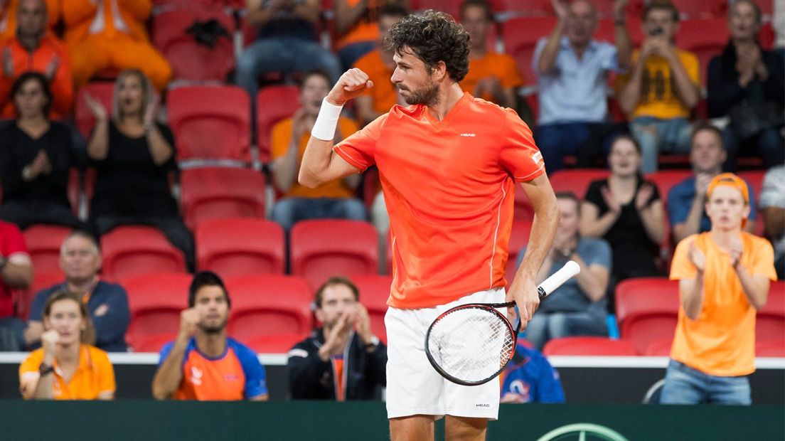 Robin Haase juicht in het Davis Cup-duel met Jiri Vesely.