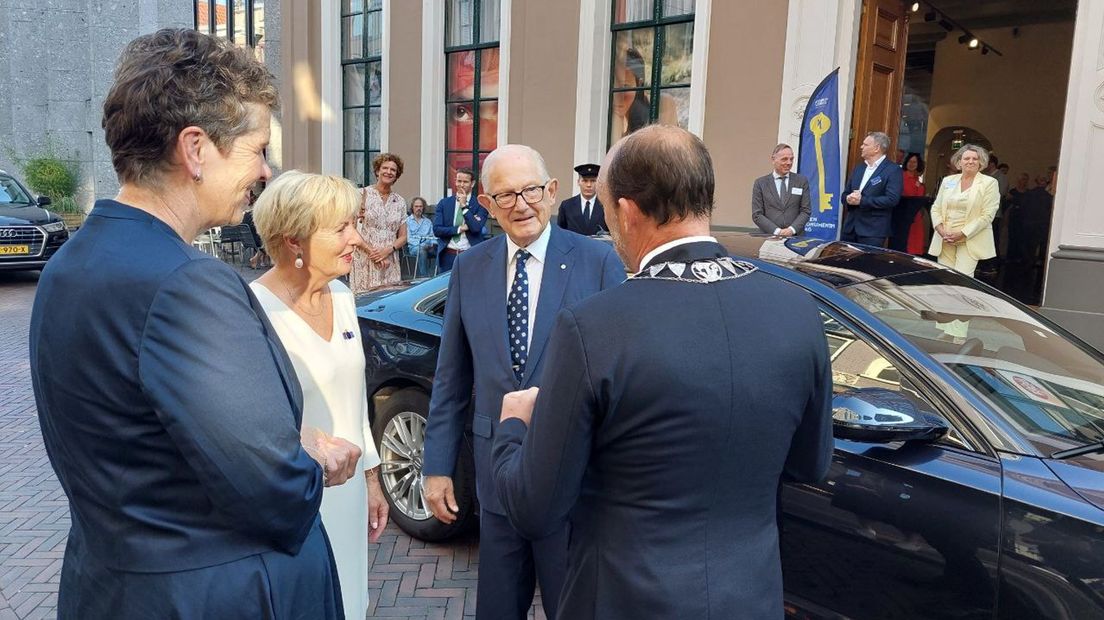 Pieter van Vollenhoven wordt ontvangen door onder andere burgemeester Peter Snijders