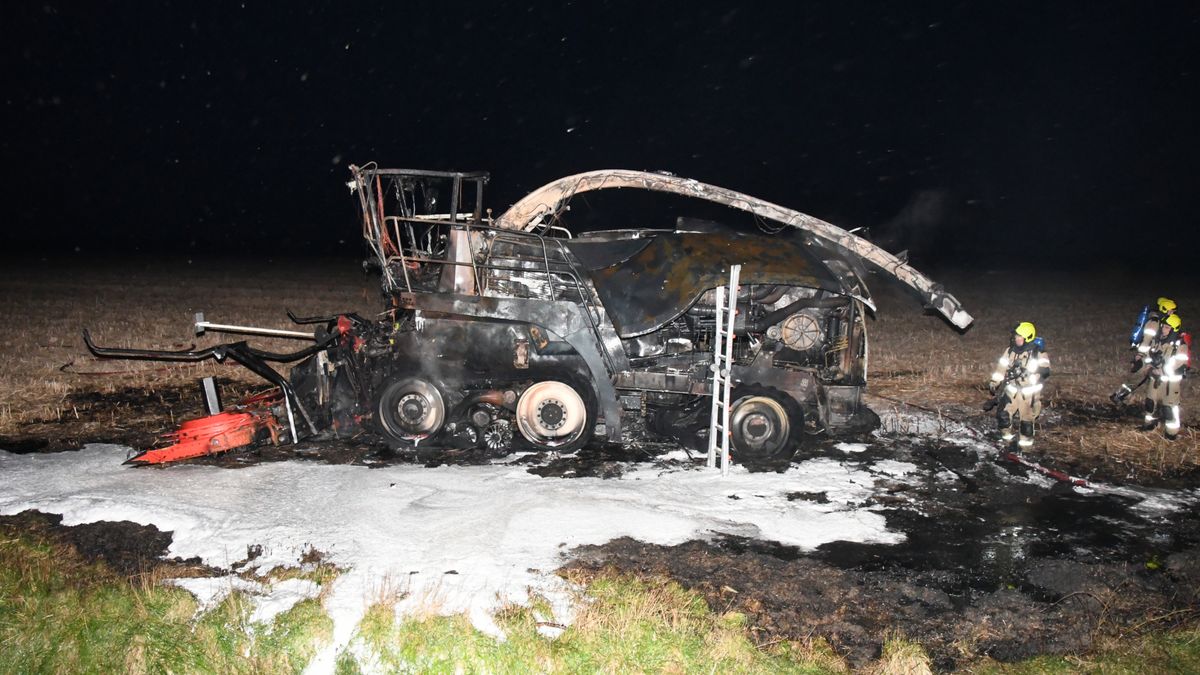 Brand in hakselaar Aardenburg, diesel komt in sloot terecht