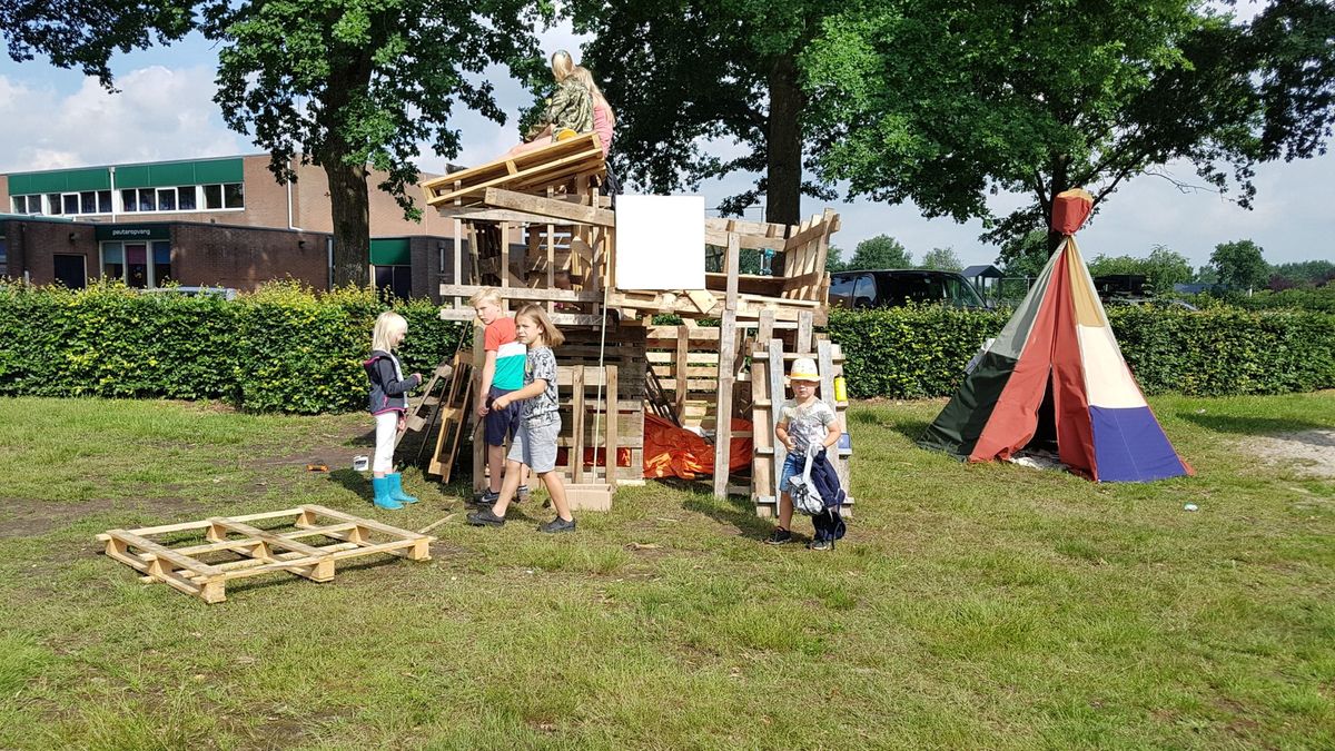 Dorp in een dorp: school bouwt hutten in Wapse