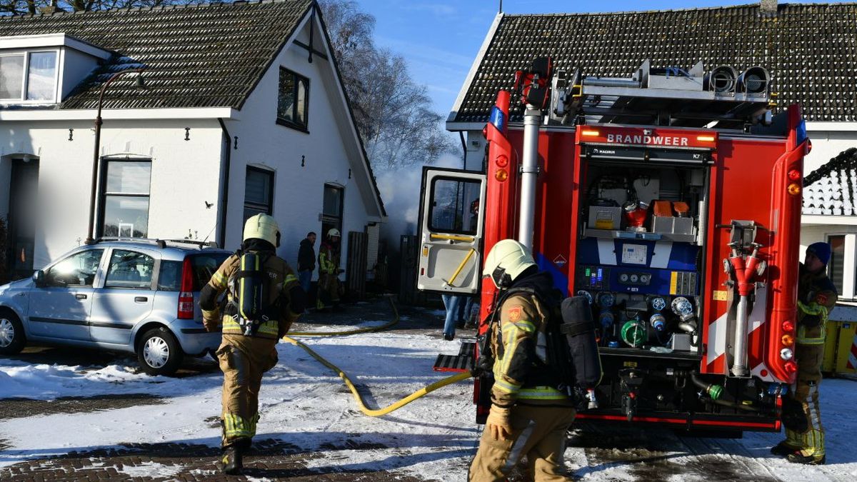 112 Nieuws: Auto glijdt in sloot in Witharen