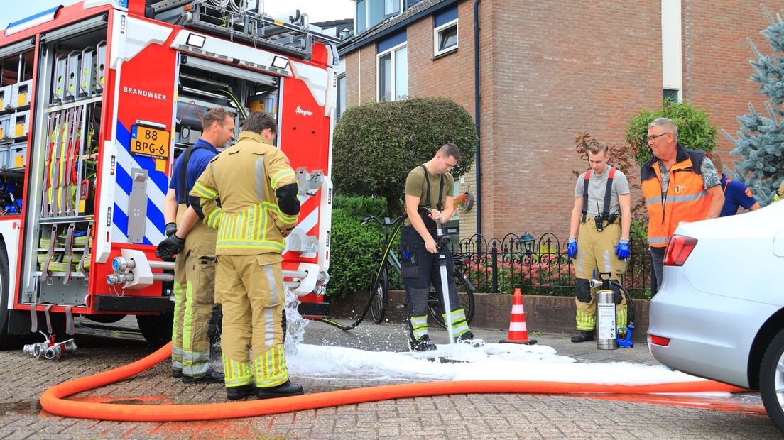 De brandweer was druk bezig om het riool te doorspoelen.