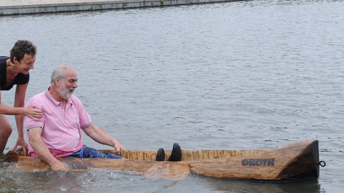 Hoogeveners varen met replica boomstamkano van Pesse - RTV Drenthe