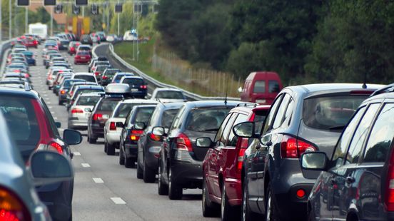 Weg weer vrij na ongeluk op snelweg; file neemt af. Weg weer vrij na ongeluk op snelweg; file neemt af.