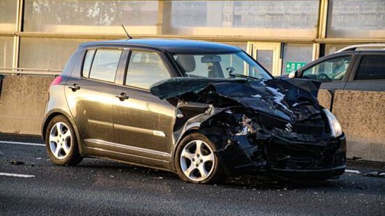 Gewonde en flinke schade na botsing | Twee autos total loss na aanrijding op snelweg. Gewonde en flinke schade na botsing | Twee autos total loss na aanrijding op snelweg.
