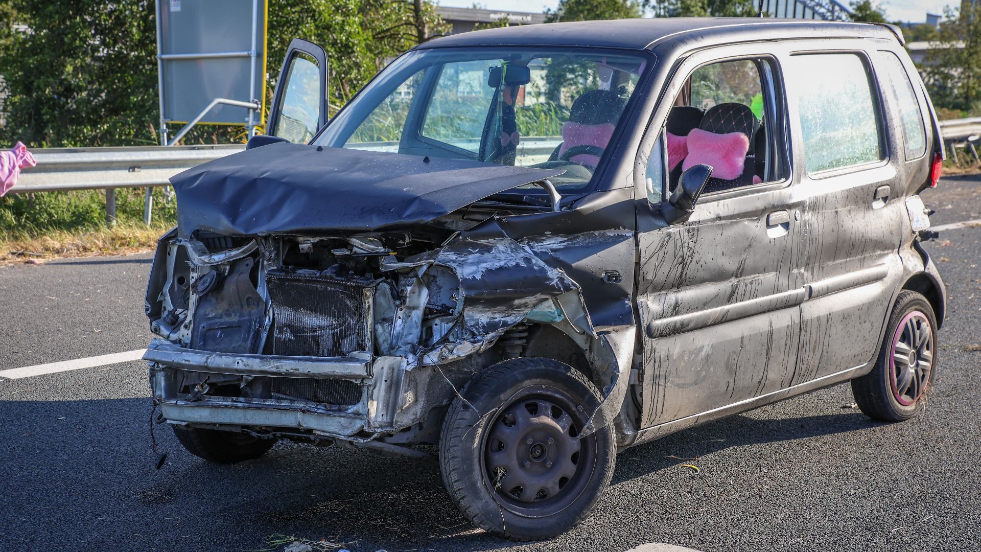 De bestuurder van het voertuig werd nog nagekeken door het ambulancepersoneel, maar kwam met de schrik vrij.