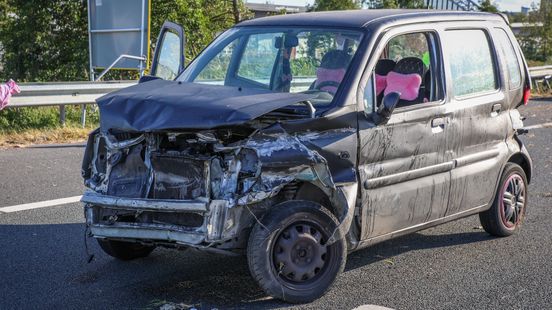 Auto botst in op vangrail, snelweg korte tijd gesloten Home