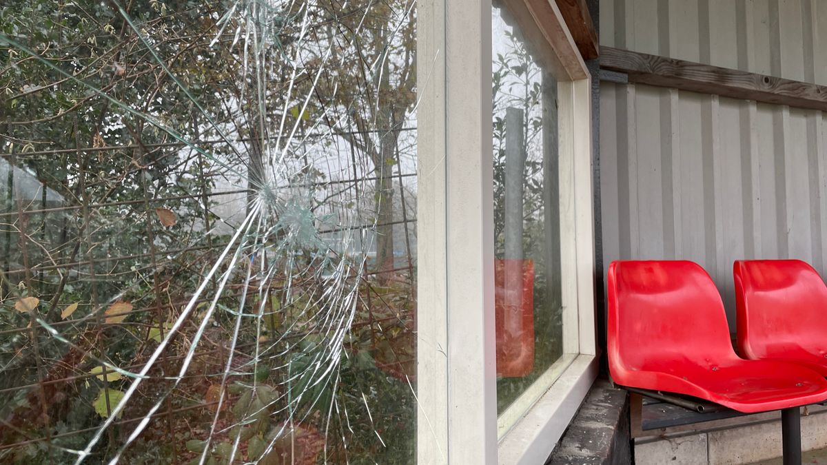 Annen wordt geterroriseerd door dealende en vernielende jongeren