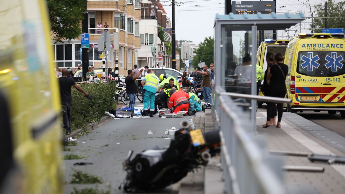 Twee zwaargewonden na ongeval met voetganger en motorrijder Omroep West